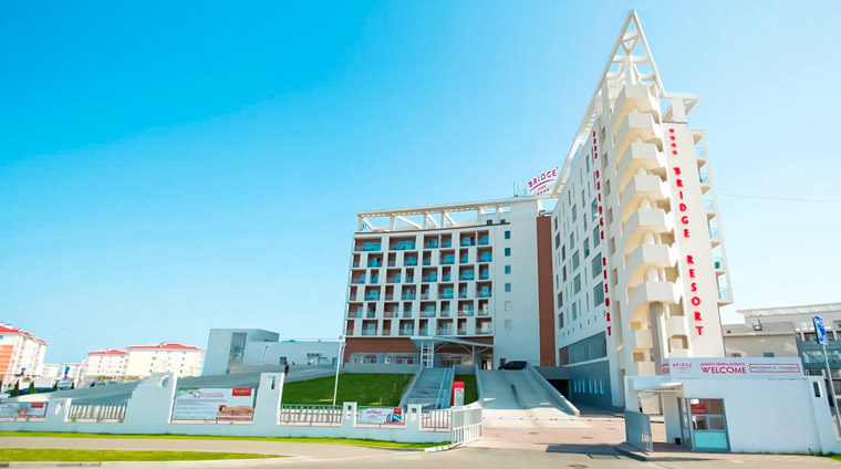 Фото фасада отеля Bridge Resort в Сочи
